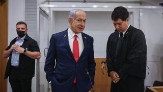 נתניהו נכנס לאולם בית המשפט