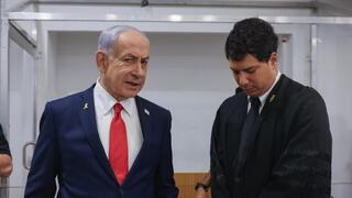 נתניהו נכנס לאולם בית המשפט