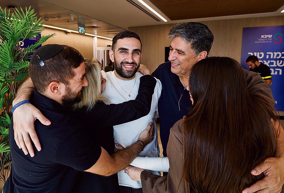 ”הרגשתי שסלע ירד לי מהלב. אני בדרך למדינה שלי". מחובק עם בני משפחתו yk14560569