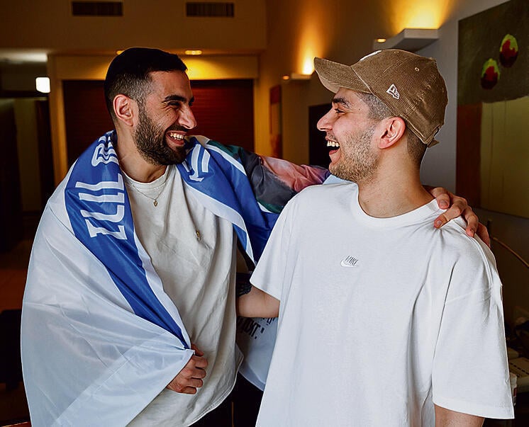 מכות מהשובים בגלל מבט. מפגש מקרי בכפר המכביה עם יוסף חיים אוחנה, ששהה איתו רוב תקופת השבי yk14560613