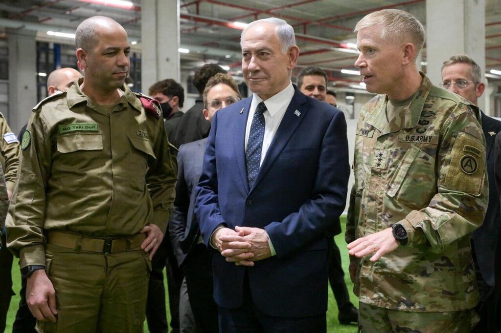 Prime Minister Benjamin Netanyahu visits the US-led military coordination headquarters in southern Israel (Photo: GPO) ראש הממשלה נתניהו בביקור במפקדה האמריקנית בקריית גת