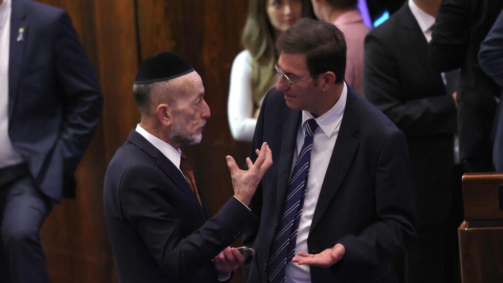 חברי הכנסת ביסמוט ומקלב. בדגל התורה יקיימו התייעצויות עם רבנים על המתווה של יו"ר ועדת חוץ וביטחון (צילום: אלכס קולומויסקי) מליאת הכנסת