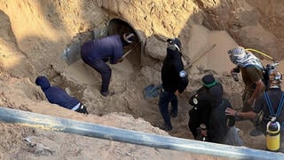 חאן יונס עזה מחבלי חמאס מוציאים גופה מתוך מנהרה
