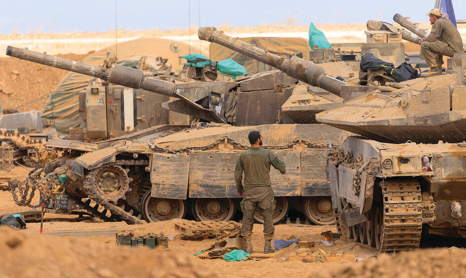 טנקים ישראליים על גדר הגבול ברצועה, אתמול | צילום: Amir Levy , גטי אימג'ס yk14563032