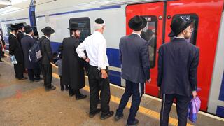 חרדים תחנת רכבת סבידור מרכז בדרך לעצרת בירושלים