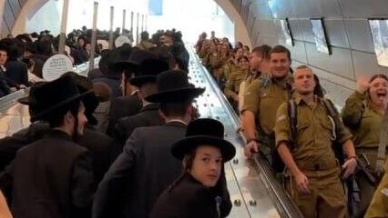 בית הכנסת בתחנה מרכזית בירושלים בדרך לעצרת מפגינים חרדים בירושלים