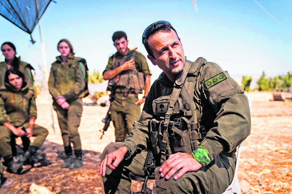 מח"ט גולני, אל"מ עדי גנון, בשטח (צילום: דובר צה"ל) מח"ט גולני, אל"מ עדי גנון, בשטח