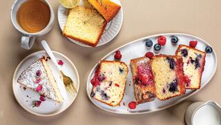 עוגת יוגורט ופירות יער (צילום: שרית גופן, סגנון: עמית דונסקוי) עוגת יוגורט ופירות יער