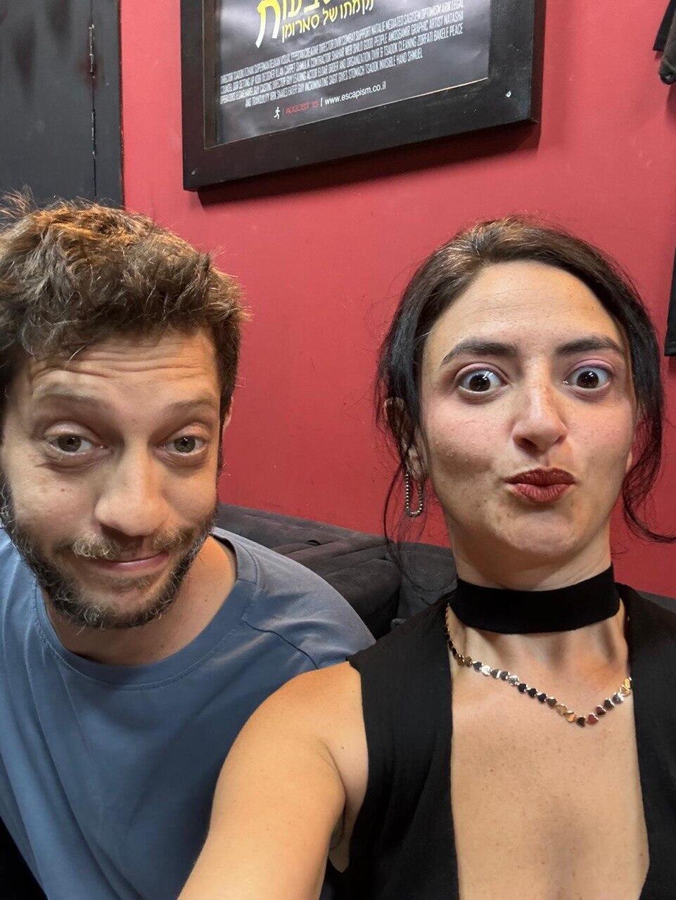 עם בן הזוג תום חגי (צילום: פרטי) אלי סטין (עבור פודקאסט הברזייה)