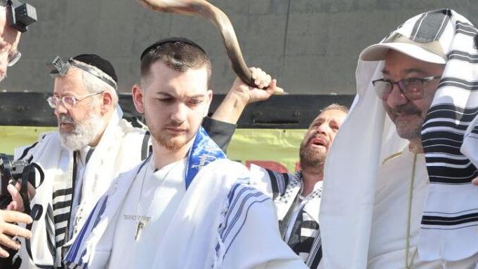 שורד השבי בר קופרשטיין הגיע לכיכר החטופים לאירוע הנחת תפילין