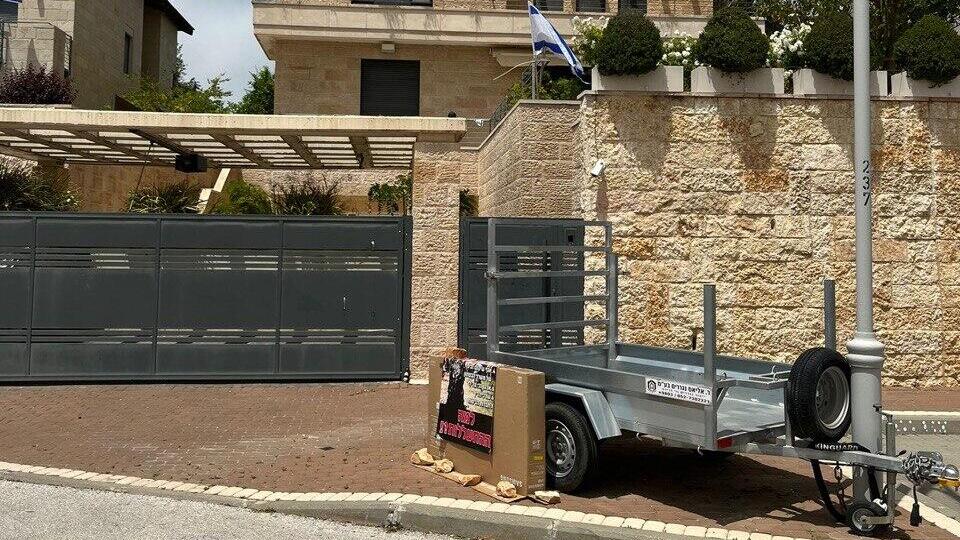 המקום בו התגורר ויטל מישייב במשך שנה מול ביתה של ראש אגף השיקום, שם גם הצית את עצמו 