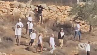 מתנחלים תוקפים פלסטינים באזור שכם מתנחלים תוקפים פלסטינים באזור שכם