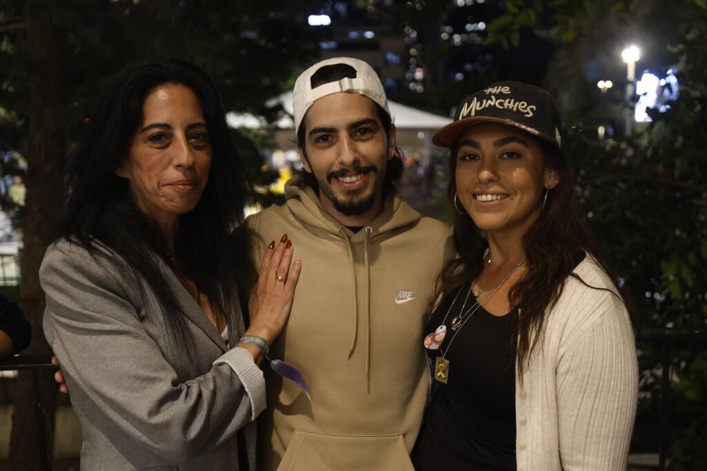 Einav, Matan and Ilana (Photo: Ziv Koren) מתן צנגאקור מבקר לראשונה בכיכר החטופים בתל אביב