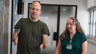 יואב רוקח פן עבר ניתוח השתלת קוצבים עצביים שמסייעים בהפחתת כאב כרוני על ידי ד"ר רות גור במרכז הרפואי שיבא
