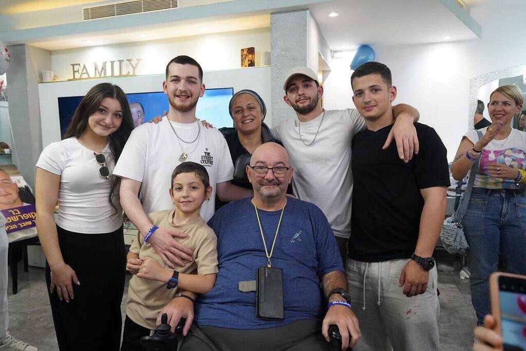 בר קופרשטיין בבית עם משפחתו