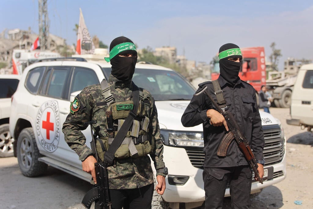 Hamas gunmen in Gaza (Photo: Omar AL-QATTAA / AFP) חיפושים אחרי חללים חטופים בעזה