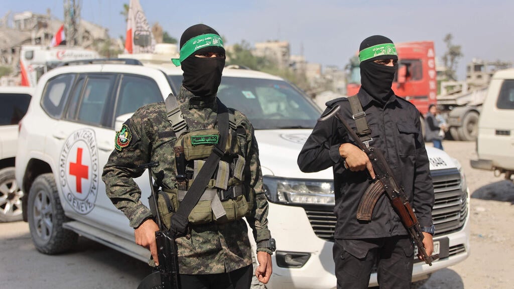 Hamas terrorists in Gaza (Photo: Omar AL-QATTAA / AFP) חיפושים אחרי חללים חטופים בעזה
