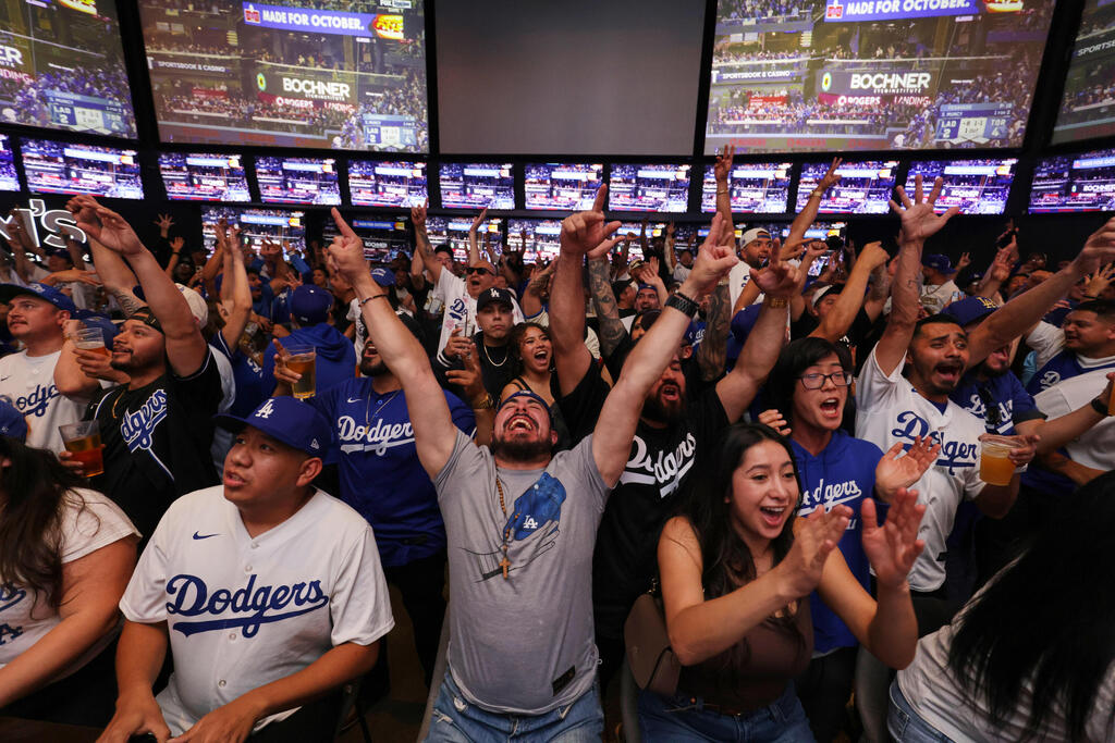 ואיזה שמחים האוהדים (צילום: AP Photo/Ethan Swope) ואיזה שמחים האוהדים