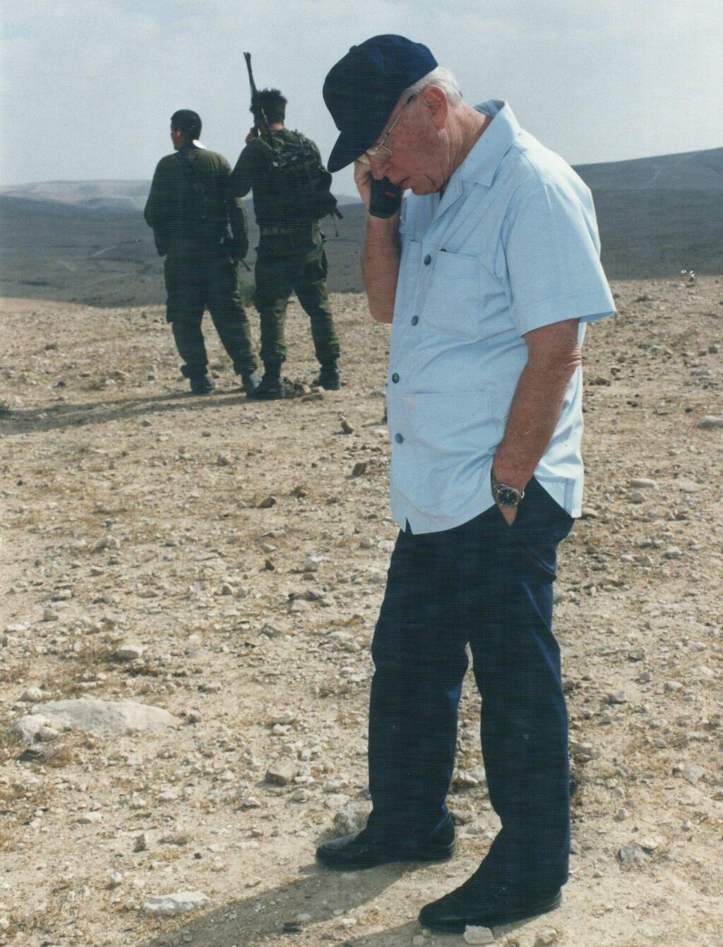 רבין בתרגיל צבאי בדרום הארץ בספטמבר 95'