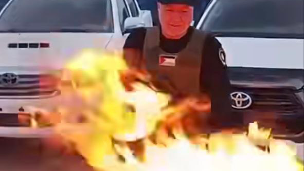 The head of the police in Khan Younes burned a Hamas flag on camera: " I’ll eat you alive dogs"