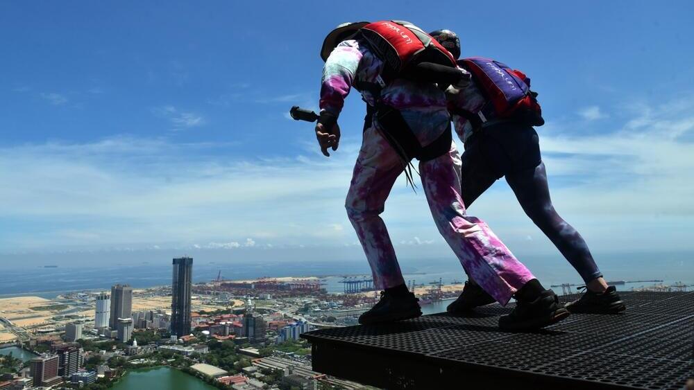 אירוע קפיצת בסיס במגדל לוטוס בקולומבו, מאי 2024 (צילום: Ruwan Walpola Shutterstock) אירוע קפיצות בסיס במגדל לוטוס בקולומבו, מאי 2024