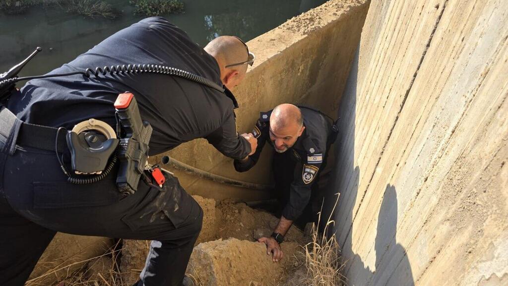 שוטרים בחיפושים אחר פרופ' נורית יערי (צילום: דוברות המשטרה) שוטרים בחיפושים אחר פרופ' נורית יערי