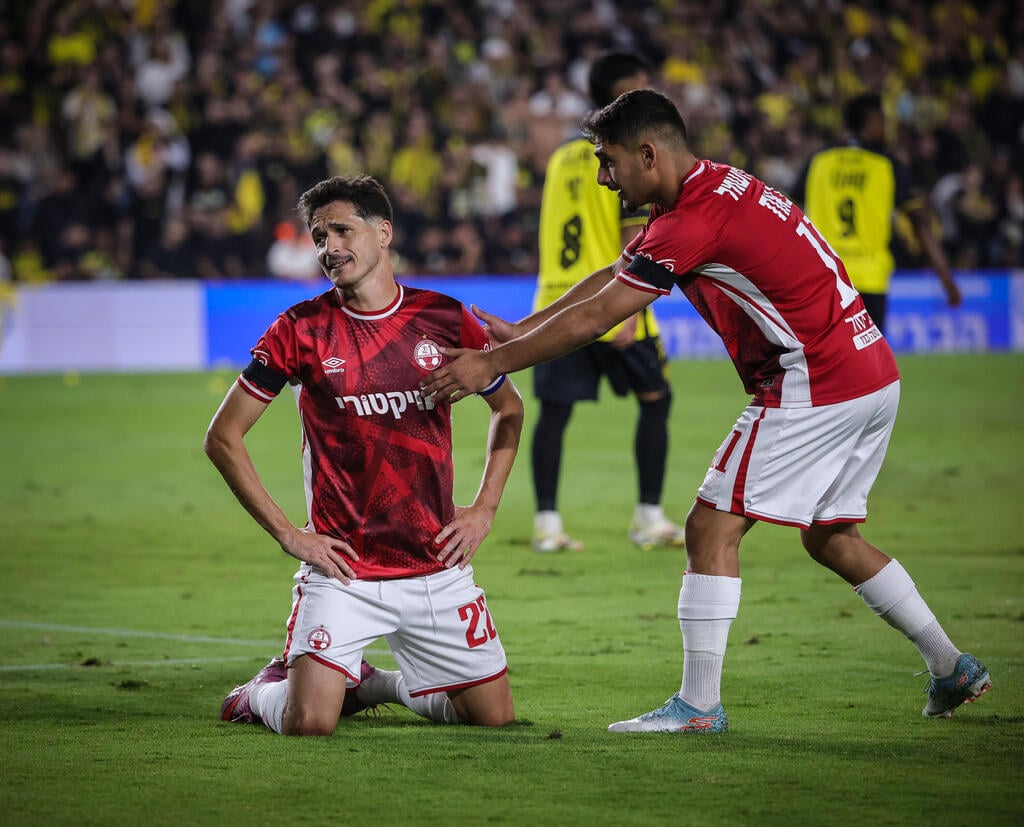 החמצה גדולה. לופס (צילום: עוז מועלם) שחקן הפועל באר-שבע הלדר לופס עם אמיר גנאח