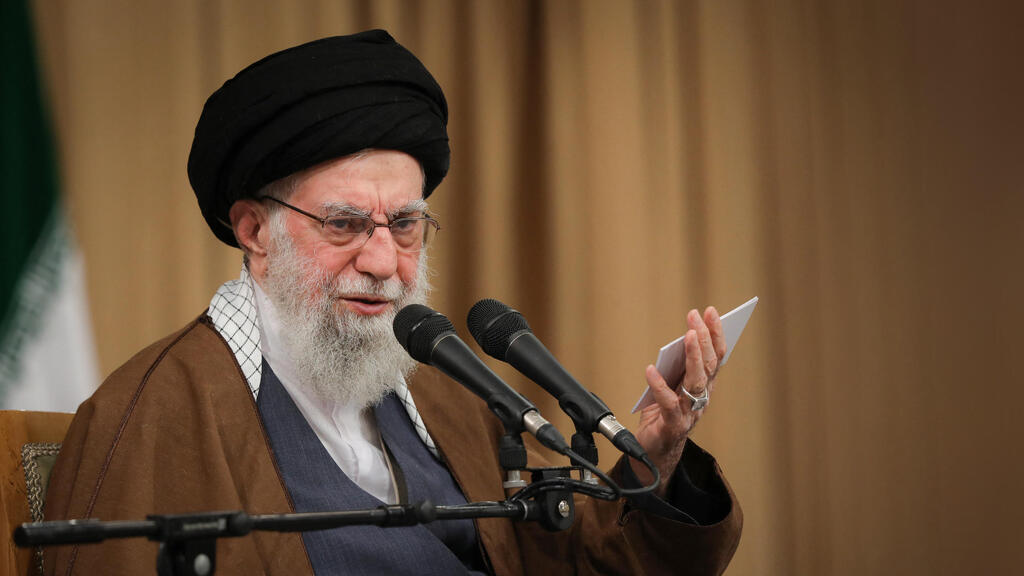 Ali Khamenei (Photo: KHAMENEI.IR / AFP, West Asia News Agency)/ Handout via Reuters) חמינאי נואם בפני סטודנטים בטהרן