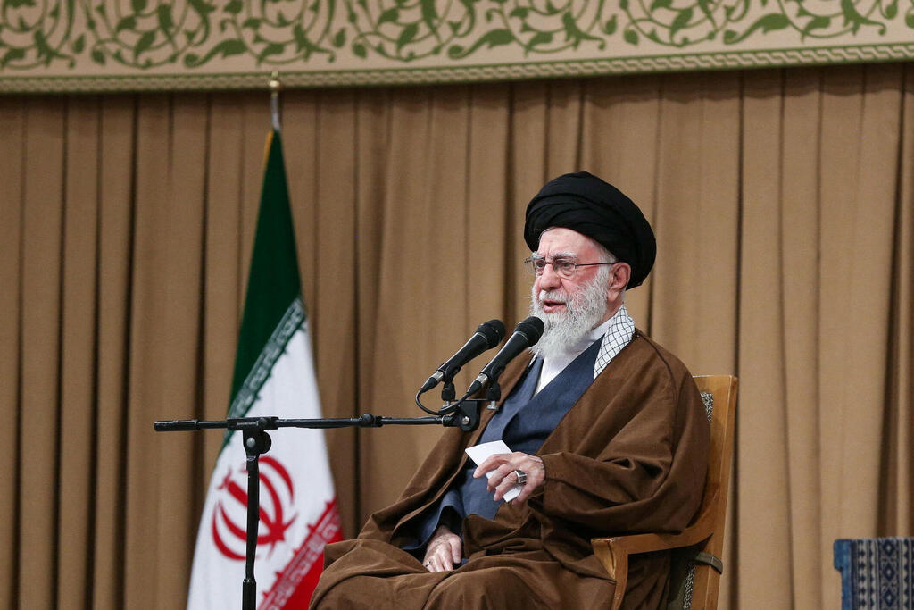 Iranian Supreme Leader Ayatollah Ali Khamenei (Photo: KHAMENEI.IR / AFP, West Asia News Agency)/Handout via REUTERS) חמינאי נואם בפני סטודנטים בטהרן