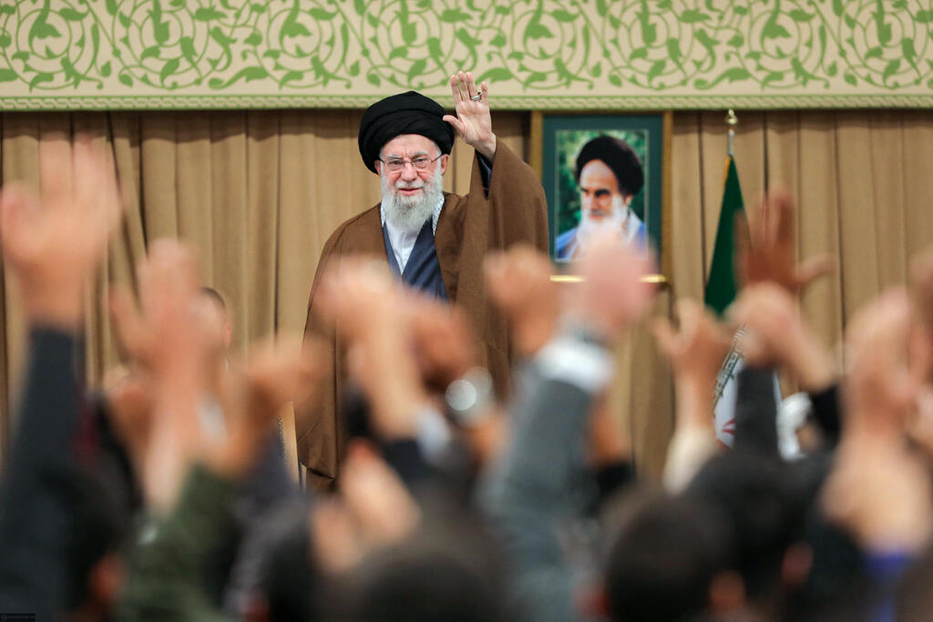 Photo: KHAMENEI.IR / AFP, West Asia News Agency/Handout via REUTERS חמינאי נואם בפני סטודנטים בטהרן