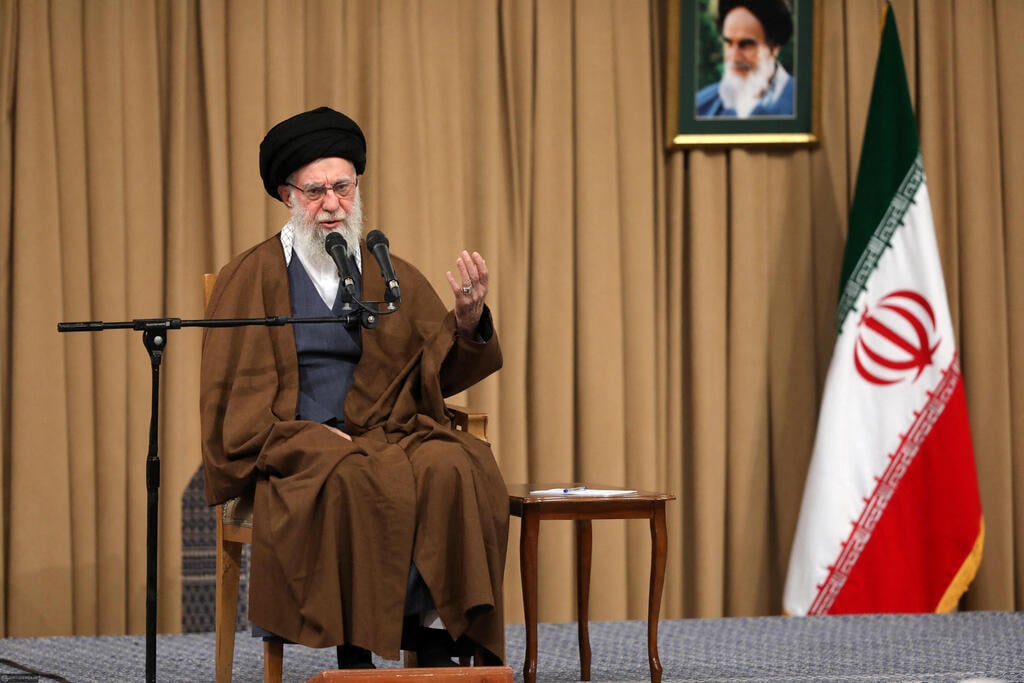 Photo: KHAMENEI.IR / AFP, West Asia News Agency/Handout via REUTERS חמינאי נואם בפני סטודנטים בטהרן