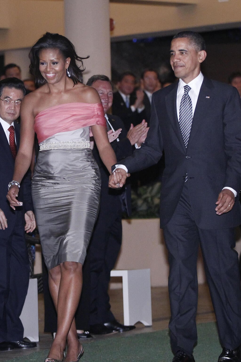 מישל וברק אובמה בהונולולו, 2011 (צילום: AP Photo/Charles Dharapak) מישל אובמה וברק אובמה בהונולולו, 2011