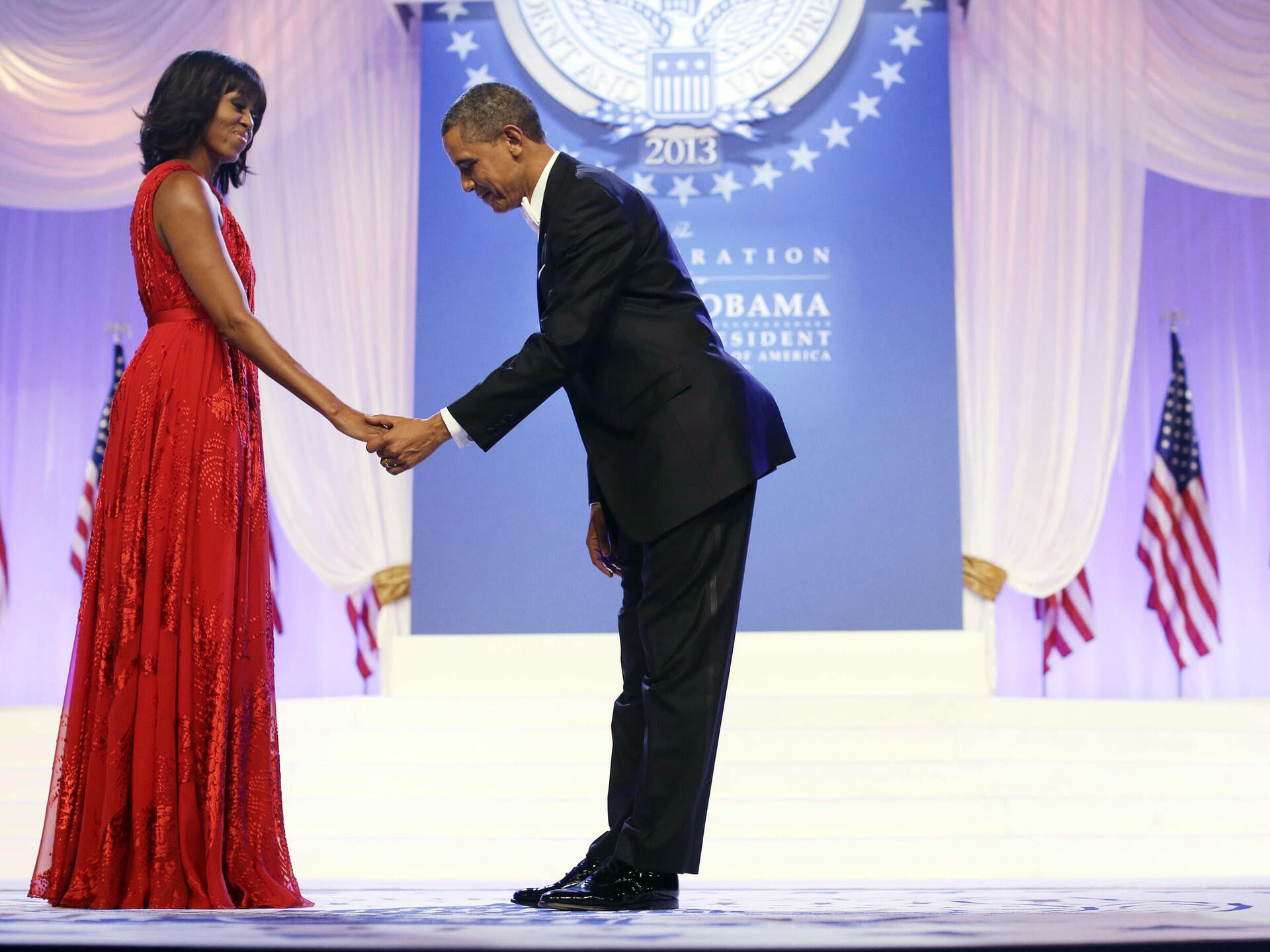 שמלה של ג'ייסון וו בנשף ההשבעה, 2013 (צילום: AP Photo/Charles Dharapak) מישל וברק אובמה בנשף ההשבעה, 2013