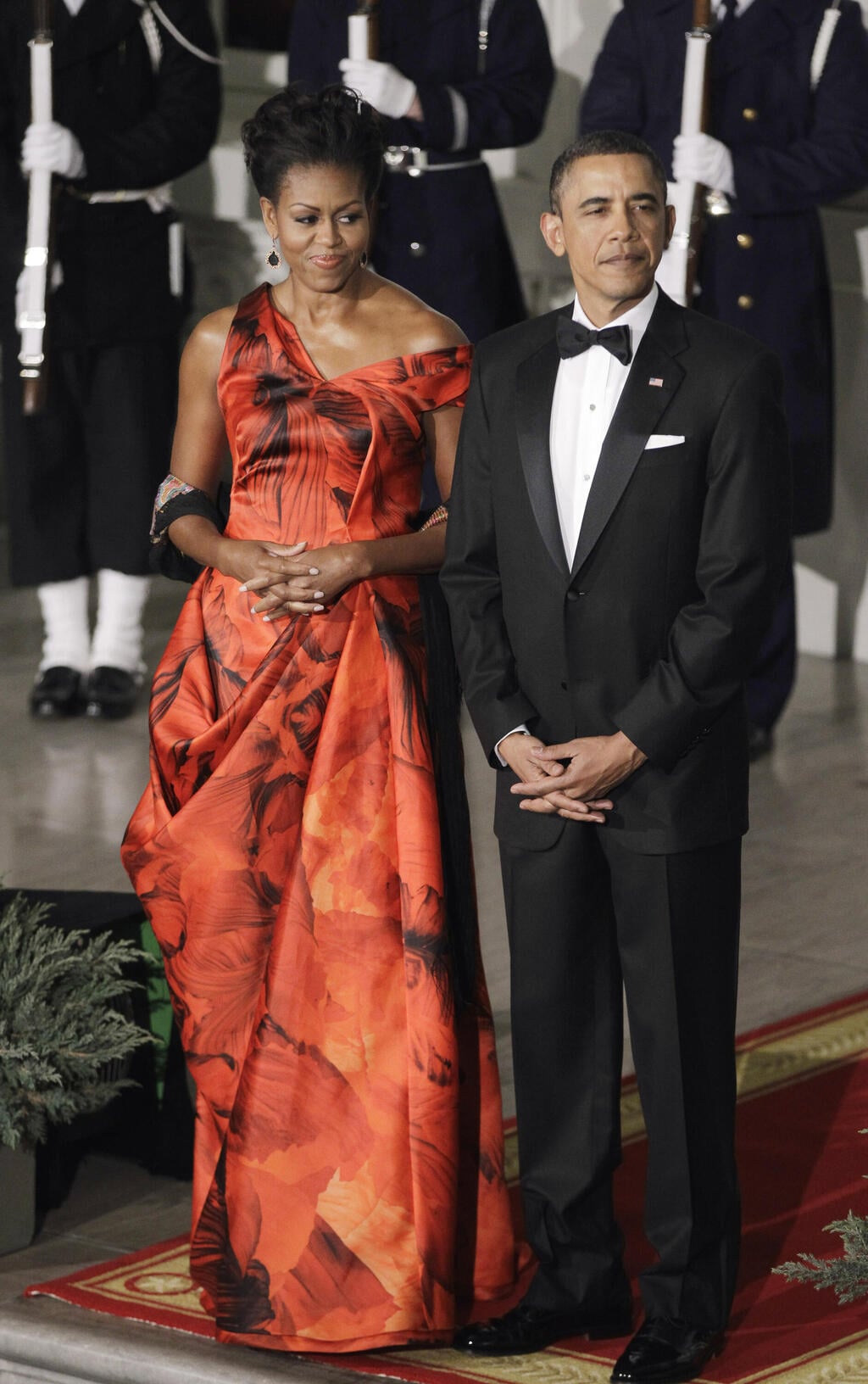 שמלה של אלכסנדר מקווין, 2011 (צילום: AP Photo/Charles Dharapak) מישל אובמה בשמלה של אלכסנדר מקווין, 2011