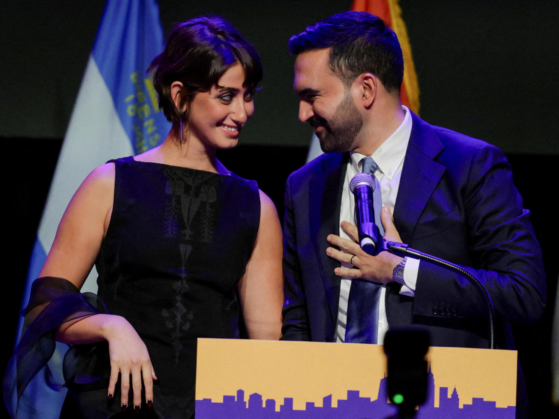 ממדאני עם אשתו ראמה דוואג'י לאחר הניצחון בבחירות (צילום: REUTERS/Jeenah Moon) ראמה דוואג'י וזוהרן ממדאני לאחר הניצחון בבחירות לראשות העיר ניו יורק, 2025