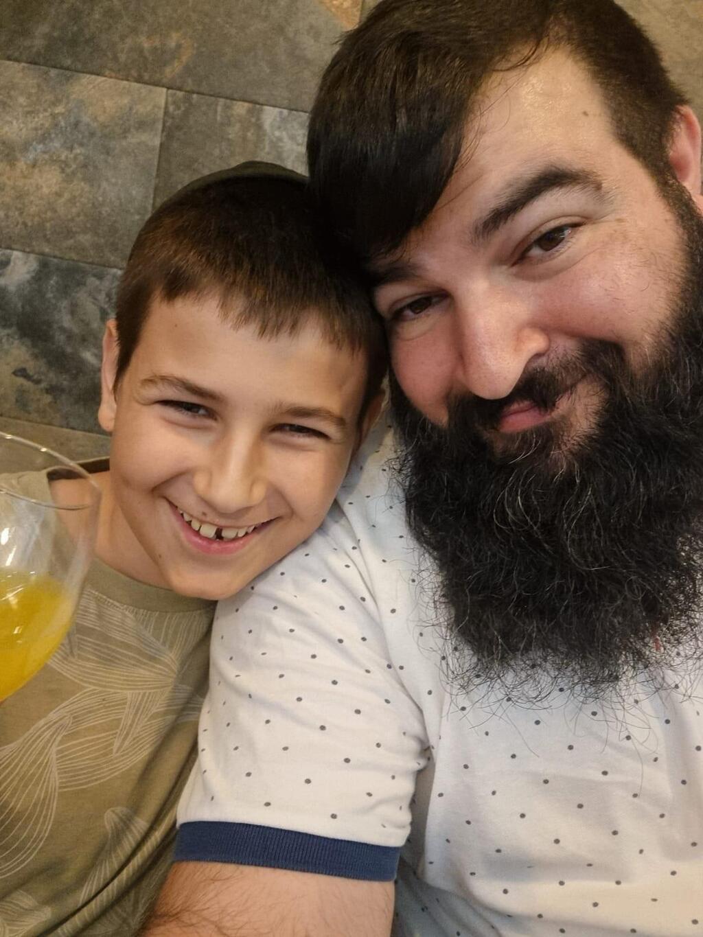 מנדי בולטון ז״ל עם אביו ישראל