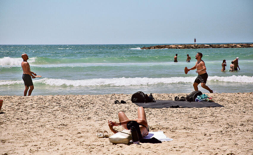 חוף הים בתל־אביב. גם החודש זו האטרקציה הכי לוהטת | צילום: ריאן פרויס yk14571347