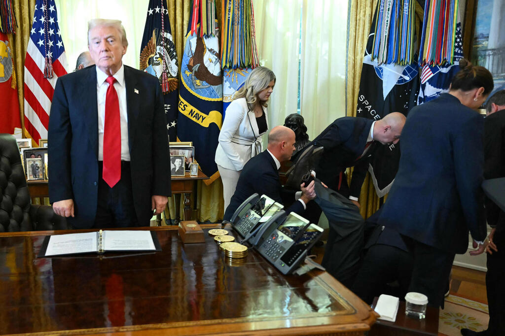 ההתעלפות - וטראמפ (צילום: ANDREW CABALLERO-REYNOLDS / AFP) בכיר חברת תרופות התמוטט בבית הלבן