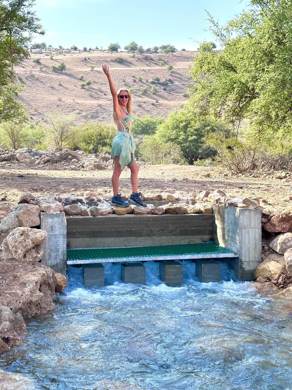שושי חוגגת את חידוש הנחל (צילום: באדיבות שושי אילוז) שושי חוגגת את חידוש הנחל