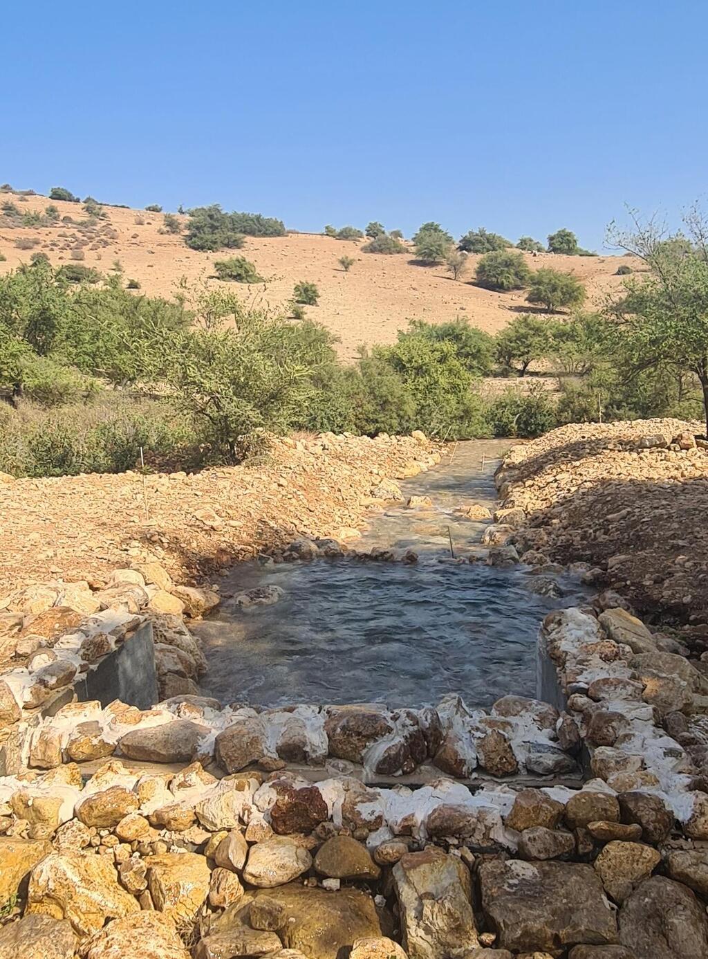 מכאן יוצאים המים (צילום: שושי אילוז) מכאן יוצאים המים