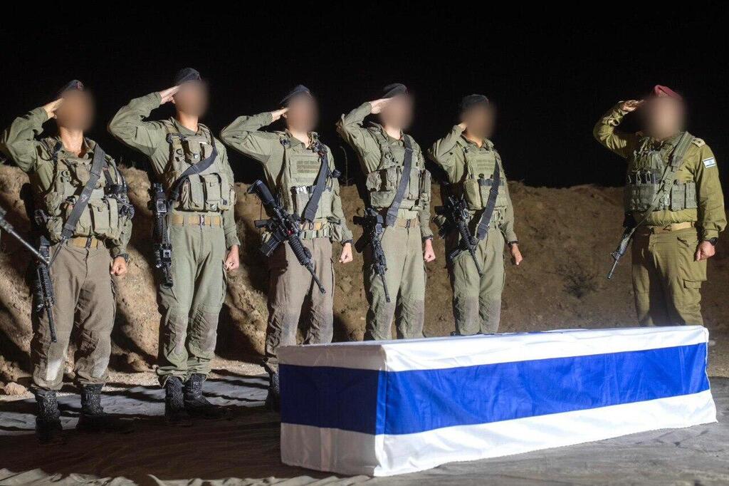 המעמד הצבאי מקבלת הארון בעזה (צילום: דובר צה"ל) חיילי צה"ל מצדיעים לחלל החטוף ג׳ושוע לואיטו מולל