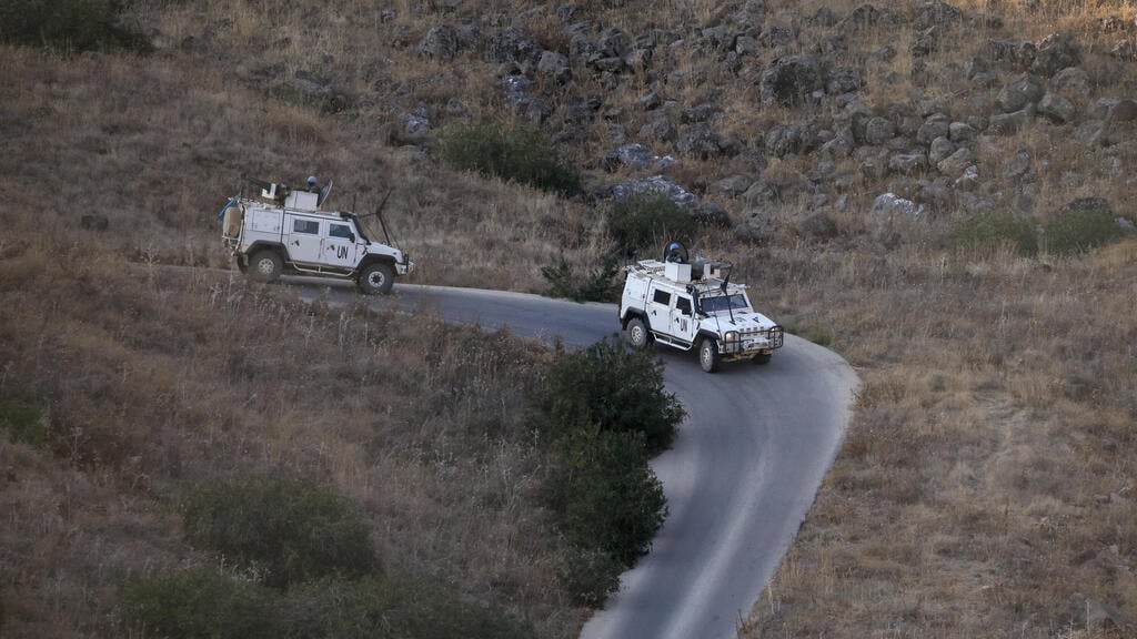 צילום: REUTERS/Shir Torem רכבים או"ם ליד גבול ישראל ב דרום לבנון