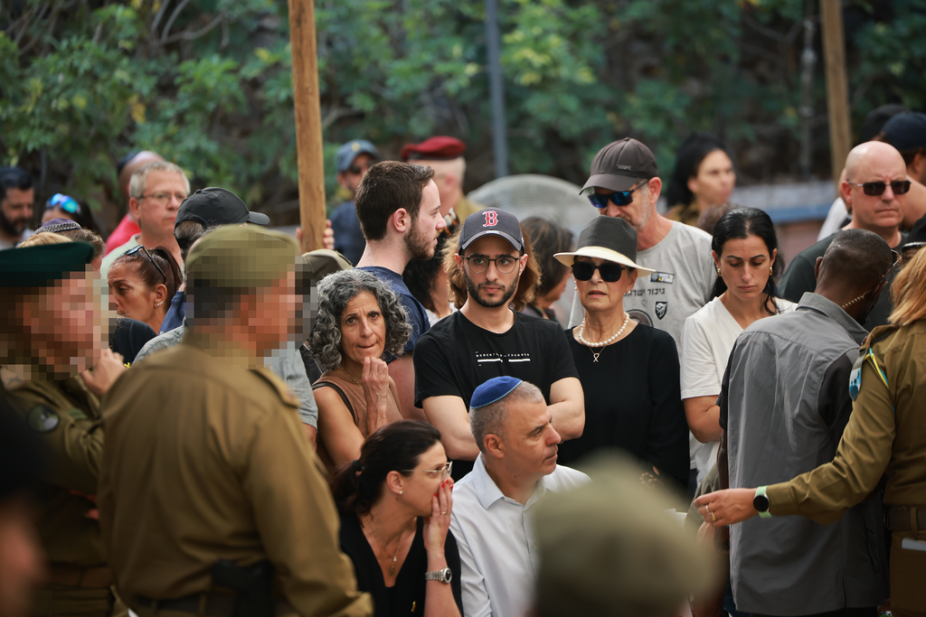 Nimrod Cohen (Photo: Tal Shachar) שורד השבי נמרוד כהן בהלווייתו של החלל החטוף סמ"ר עוז דניאל ז"ל בבית העלמין בכפר סבא