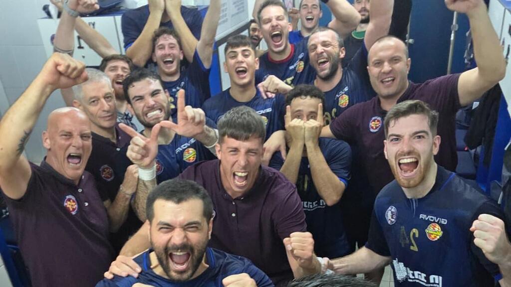 שחקני עירוני רחובות בכדוריד חוגגים (צילום: עירוני רחובות) שחקני עירוני רחובות בכדוריד חוגגים