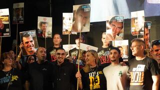 מתן אנגרסט ורום ברסלבסקי בעצרת כיכר החטופים