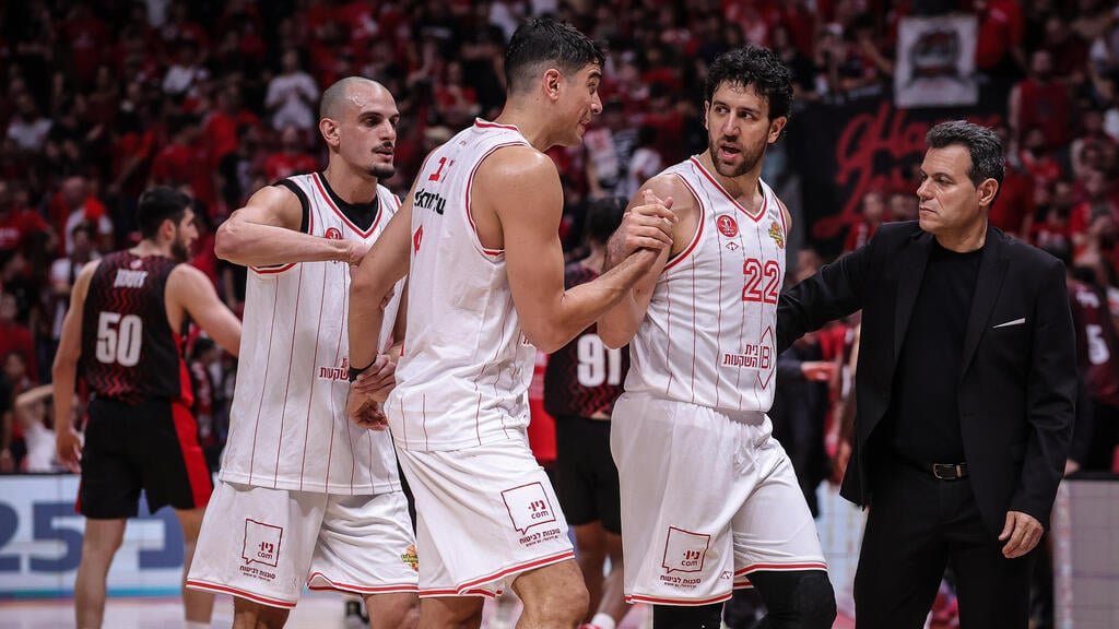 איטודיס ושחקני הפועל ית"א (צילום: עוז מועלם) שחקני הפועל ית"א