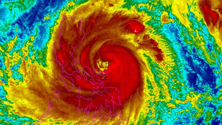 סופת סופר טייפון מגיעה לפיליפינים 