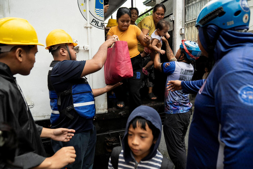 צילום: REUTERS/Lisa Marie David הפיליפינים מנילה תושבים שפונו לקראת הגעת סופת סופר טייפון
