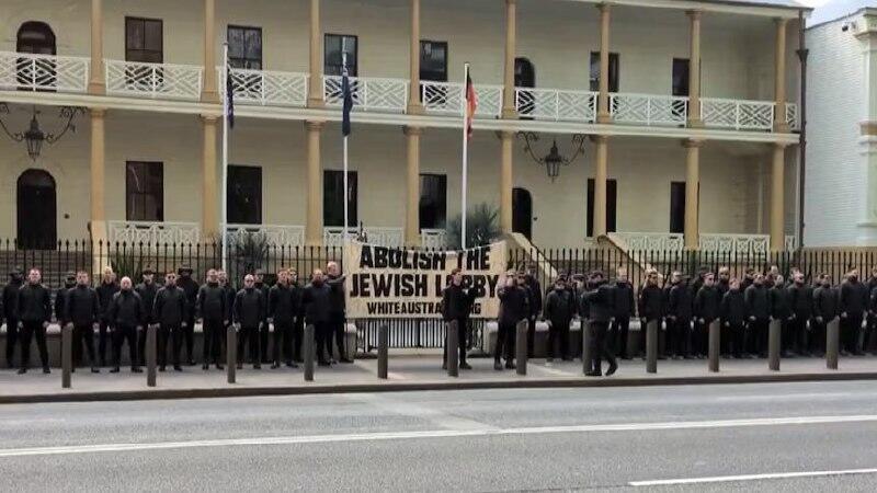 מחאה נגד יהודים של הארגון הניאו נאצי ״אוסטרליה הלבנה״ בסופ"ש בסידני (צילום: מתוך הרשתות החברתיות) מחאה נגד יהודים של הארגון הניאו נאצי ״אוסטרליה הלבנה״ בסופ"ש בסידני