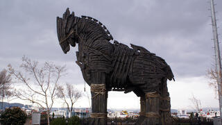 דגם דמוי "הסוס הטרויאני" בו עשו שימוש היוונים לפריצת חומות טרויה